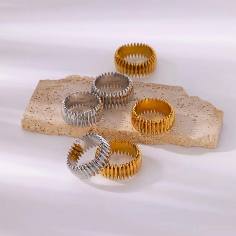 ・カテゴリ: 手飾・主な素材: 銅・形状: 菱形・処理プロセス: 電気メッキ・タイプ: クローズド・カラー展開: ゴールド、プラチナ・サイズ展開: 6号、7号、8号・トレンド要素: プリーツ・スタイル: 冷淡風、個性トレンド・対象: ユニセックス
