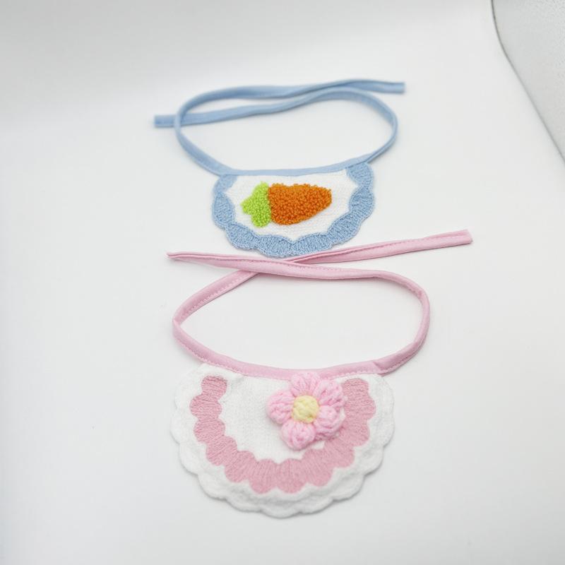 ・柄: 花柄・カラー展開: ブルー、ピンク・主な素材: ポリエステル・加工方法: 刺繍・カテゴリ: よだれかけ・スタイル: カジュアル
