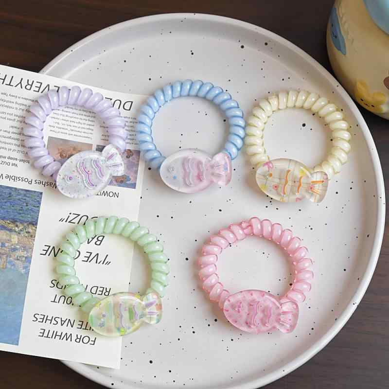 ・カテゴリ: スプリングヘアゴム・主な素材: 樹脂・加工技術: ハンドメイド・カラー展開: ピンク、ブルー、パープル、グリーン、ベージュ・スタイル: カートゥーン、清新、フェミニン・デザイン: アニマル（フィッシュ）・特徴: 高弾力