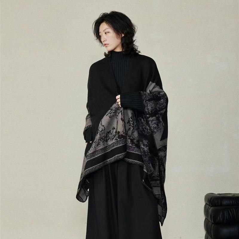 ・性別: ユニセックス・素材含有率: 50%以上70%以下・カラー展開: 叢林米字ブラック、山林小鹿ブラックグレー、ダブルフェイスブラックグレー、グラデーションタイダイ、Fashionブラック、腰果漫画ブラックグレー、格子カラーブロックブラック、ブリティッシュブラックホワイト、ストライプウェーブブラック、幾何学フレームブラック、花火ブラックグレー、鶴グレー、小花柄ブラック、ロヴィネイビー、ハートフリンジブラック、ブロックチェックマルチカラーブラックレンガ、夜流金ブラック、新聖女花ブラック、ホースブラックグレー、ジルコニアチェックブラックグレー・スタイル: ナチュラル・幅: 135cm-160cm・織り方: 横編み・柄: プリント、ジャカード、マルチデザイン・機能: 装飾・仕様: ミディアムロング