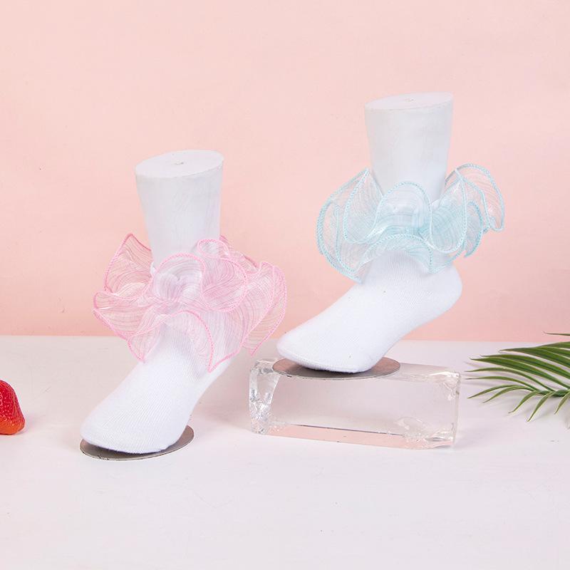 ・カテゴリ: 子供用靴下・対象性別: 女の子・主な素材: 綿 90%・デザインの特徴: 刺繍・機能: 通気性、吸汗、防臭・丈: ショート丈・厚さ: 薄手・柄: 無地・デザイン要素: レース、可愛い、リボン、親子、プリンセス、欧米風・カラー展開: ホワイト（ホワイト縁）、ブラック（ブラック縁）、ピンク（ピンク縁）、ホワイト（ピンク縁）、ブルー（ブルー縁）・サイズ展開: XXS、XS、S、M、L、XL、成人用、フリーサイズ・対象年齢: 3〜8歳（身長100〜140cm）