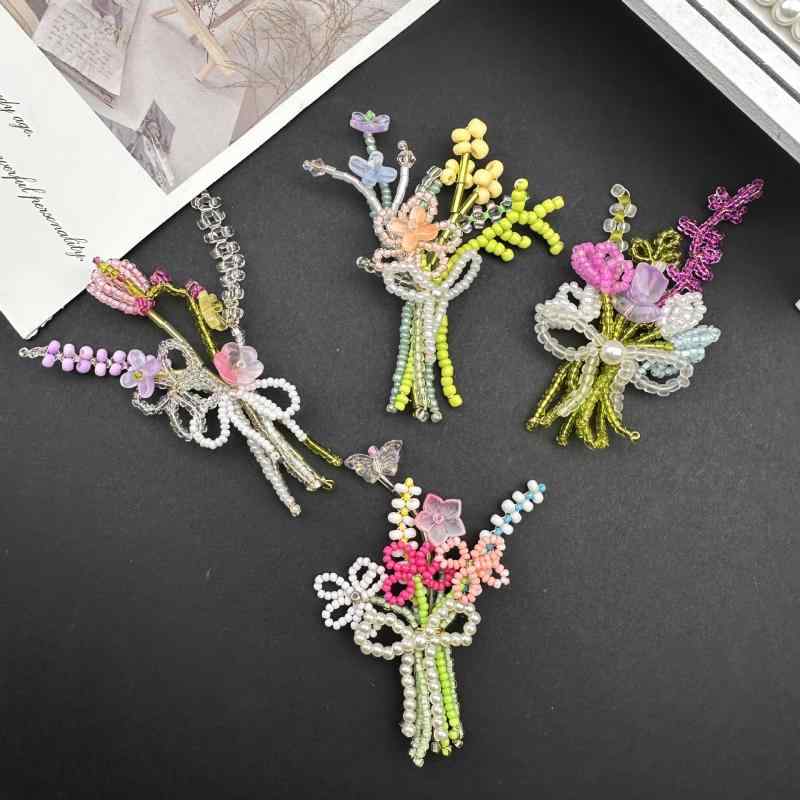 ・製法: 手工編み・素材: プラスチック、樹脂・カラー展開: Aタイプ、Bタイプ、Cタイプ、Dタイプ・デザイン要素: 花柄、植物