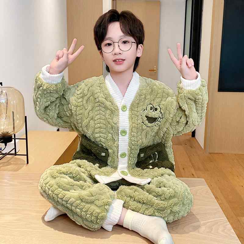 ・カテゴリ: 子供用ルームウェア・安全基準: B類・素材: ポリエステル・スタイル: 韓国風・対象性別: メンズ・対象年齢: 中小童（3〜8歳、身長100〜140cm）・対応身長: 90〜103cm（体重約15kg）、103〜113cm（体重約19kg）、113〜123cm（体重約22.5kg）、123〜133cm（体重約25kg）、133〜143cm（体重約30kg）、143〜153cm（体重35〜42.5kg、Sサイズ相当）、Mサイズ（体重42.5〜50kg）、Lサイズ（体重50〜59kg）、XLサイズ（体重115〜119kg）・生地特徴: コーラルフリース、裏起毛、ソフト加工・厚さ: 極厚・柄: アニマル、キャラクター、アルファベット・機能: 保温、吸湿速乾・デザイン要素: スポーツ、セットアップ、キュート、プリント、親子ペア