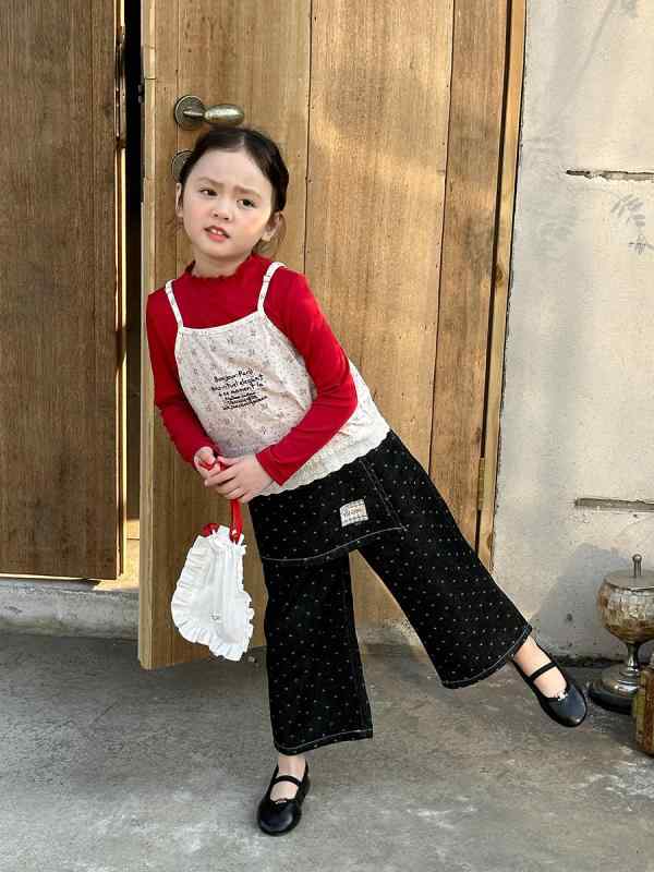 ・カテゴリ: 子供服セット・対象性別: 女の子・スタイル: 韓国風・セット内容: トップス、ボトムス・対象年齢: 3～8歳・袖丈: 長袖・ボトムス丈: 長ズボン・生地加工: 柔軟加工・厚さ: 普通・柄: 無地・デザイン要素: 可愛い、トレンド・主な素材: 綿・素材割合: 綿95%・安全基準: B類・合わせ方: プルオーバー・カラー展開: 字母花柄キャミソール、紅色インナー、波点デニム裤・サイズ展開: 80cm、90cm、100cm、110cm、120cm、130cm、140cm