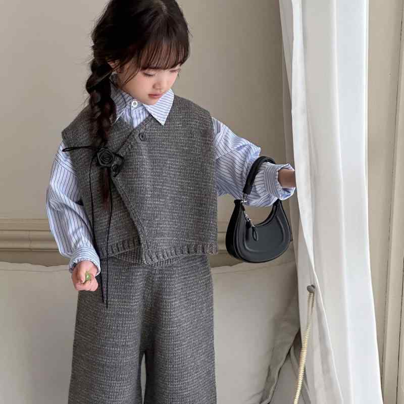 ・カテゴリ: 子供服セットアップ・対象性別: 女の子・スタイル: 韓国風・セット内容: トップス、パンツ（2点セット）・対象年齢: 3〜8歳（身長100〜140cm相当）・袖丈: ノースリーブ・パンツ丈: 九分丈・生地加工: ソフト加工・厚み: 普通・柄: 無地・主な素材: アクリル・素材の含有量: 50%・安全基準: B類・留め具の種類: 1つボタン・カラー展開: トップス、パンツ・対応身長: 80cm、90cm、100cm、110cm、120cm、130cm
