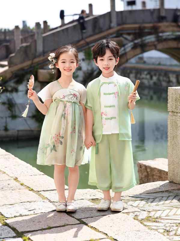 ・カテゴリ: 子供用唐装・民族衣装・スタイル: チャイナ風・柄: 花柄・主な素材: 綿 99%・生地加工: 柔軟処理・デザイン特徴: セットアップ、配色、トレンド感・厚さ: 薄手・カラー展開: 男児用、男児用（扇子付き）、女児用、女児用（扇子付き）・サイズ展開: 90cm、100cm、110cm、120cm、130cm、140cm、150cm、160cm、170cm・対象年齢: 3〜8歳（身長100〜140cm目安）・対象性別: 男女兼用