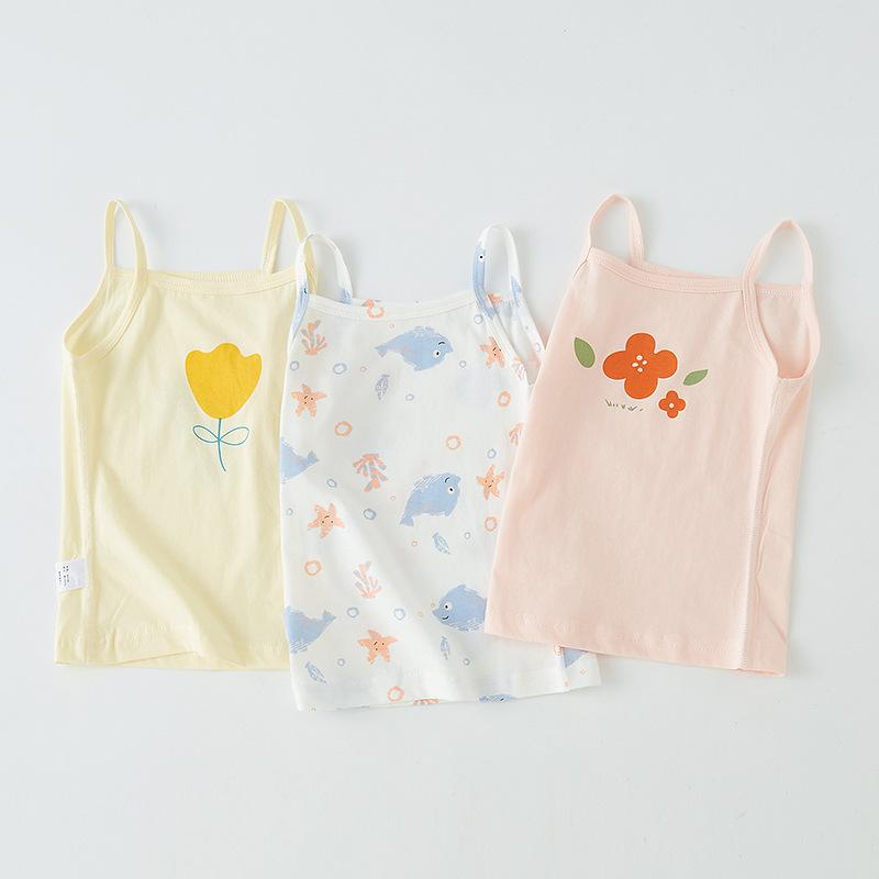 ・カテゴリ: 子供用タンクトップ、子供用キャミソール・スタイル: カジュアル・対象性別: 男女兼用・対象年齢: 1～3歳（身長80～100cm）・生地加工: 柔軟加工・柄: 花柄・デザイン特徴: 可愛い・主な素材: 綿 ・安全基準: A類・ネックライン: クルーネック・フード: フードなし・カラー展開: 白底小花、ピンクキャット、パープルフィッシュ、ピンクベース小花、イエロー小花、チェリー・縫製仕様: フラットシーマ（無骨縫製）