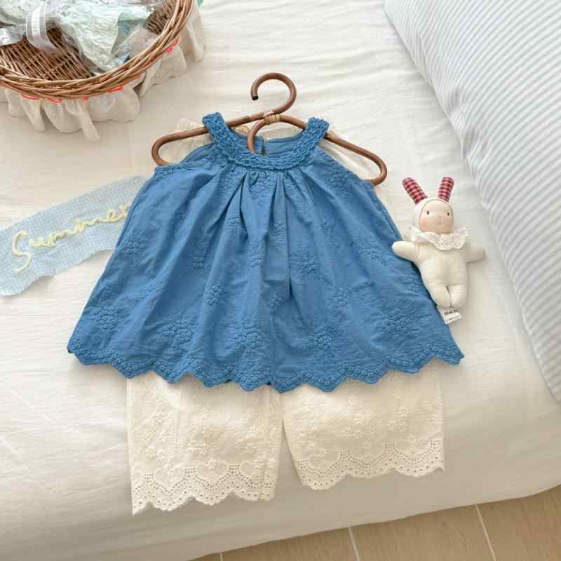 ・カテゴリ: 子供服セット・スタイル: スイート・対象性別: 女の子・セット内容: パンツセット・セット点数: 複数セット・ギフトボックス内容: 衣服・対象年齢: 中小童（3〜8歳、身長100〜140cm）・袖丈: ノースリーブ・フードの有無: フードなし・パンツ丈: 9分丈・生地加工: 柔軟加工・生地の厚さ: 薄手・柄: 無地・主な素材: 綿・主素材の割合: 90%・安全基準: B類・留め具の種類: プルオーバー・カラー展開: 2点セット、ブルートップス、パンツ・対応身長: 82cm、91cm、100cm、109cm、118cm、128cm