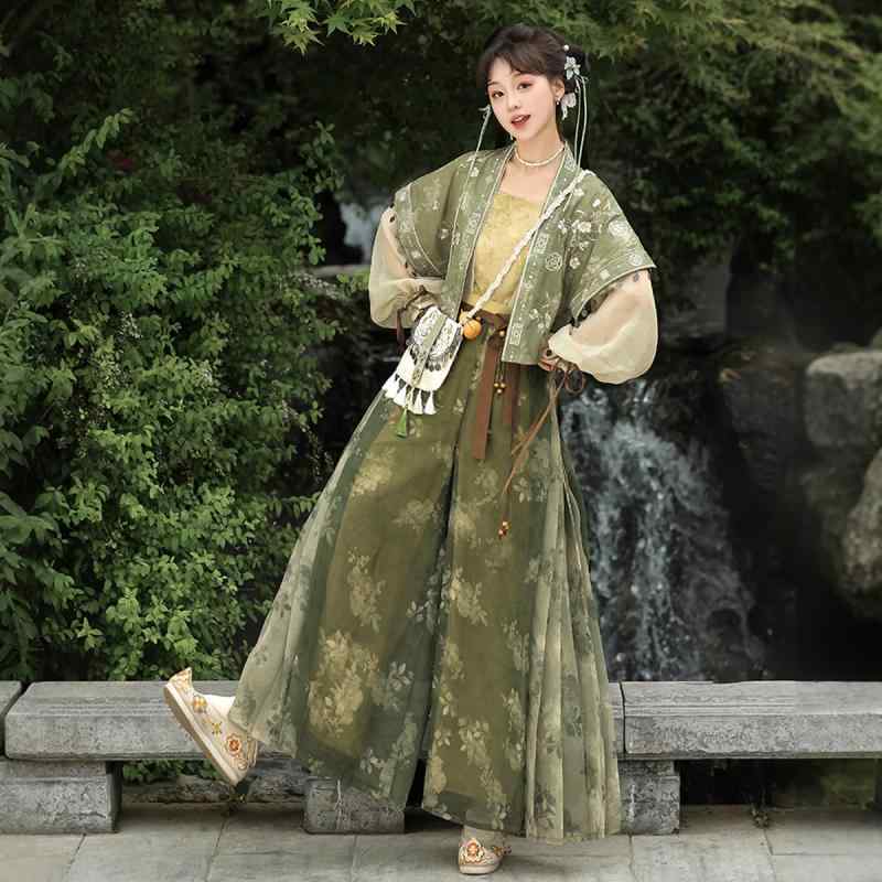 ・カテゴリ: 漢服・セット内容: 四件セット（短褙子、キャミソール、インナー、パンツ）、短褙子、キャミソール、インナー、パンツ・サイズ展開: S、M、L・スタイル: 宋代スタイル・袖丈: 直袖・主な素材: ポリエステル・素材の含有量: 95%以上・柄: プリント
