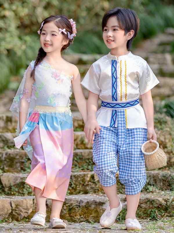 ・カテゴリ: 子供用民族衣装・スタイル: タイ族風・安全基準: B類・対象性別: 男女兼用・主な素材: ポリエステル・素材含有率: 95%・カラー展開: 男児用、女児用・サイズ展開: 90cm、100cm、110cm、120cm、130cm、140cm、150cm、160cm、170cm・タイプ: 唐装