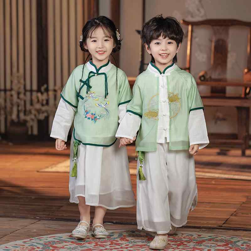 ・スタイル: 中国風・スタイル詳細: 唐装・カテゴリ: 子供向け旗袍・唐装・民族衣装・インナータイプ: 中綿インナー・生地加工: 柔軟処理・デザイン要素: セットアップ・主な素材: ポリエステル・主な素材の含有量: ・生地の厚さ: 普通・カラー展開: 男児用グリーンセット、女児用グリーンセット、男児用ブルーセット、女児用ブルーセット・推奨身長: 90cm、100cm、110cm、120cm、130cm、140cm、150cm、160cm、170cm、180cm・推奨年齢: 中小児（3〜8歳、100〜140cm）