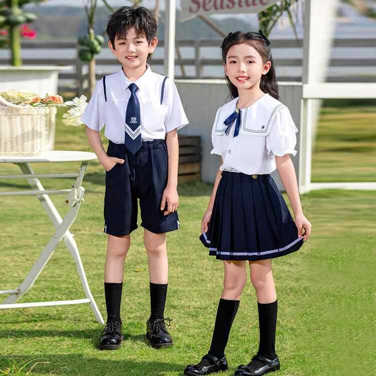 ・カテゴリ: 制服・スタイル: スクール、ブリティッシュ・主な素材: ポリエステル ・前開き仕様: シングルブレスト・加工: ソフト加工・セット内容: 半袖トップス、ボトムス（2点セット）・対象性別: キッズ（男女兼用）・カラー展開: 男の子用セット、女の子用セット・サイズ展開: 100cm、110cm、120cm、130cm、140cm、150cm、160cm、165cm、170cm、175cm、180cm、185cm・フード: なし
