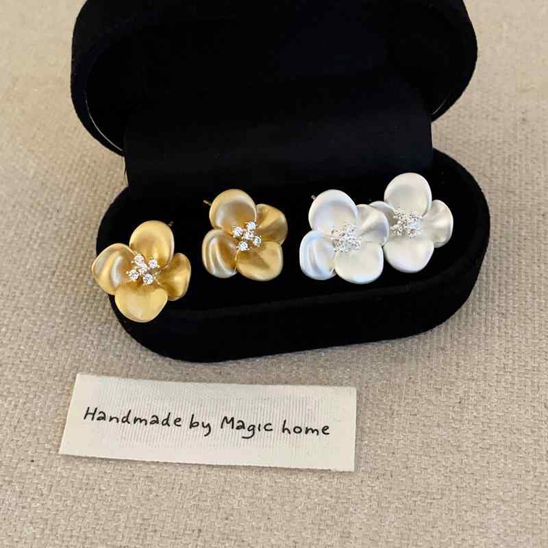 ピアス レディース 花 ジルコニア 金属アレルギー対応 樹脂パール 一粒 小ぶり 桜 ...