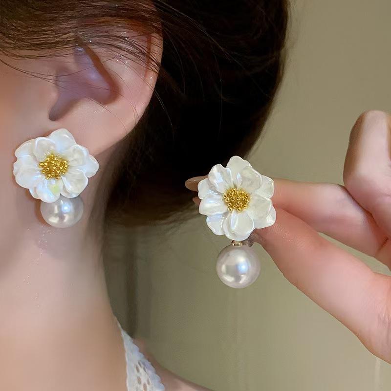 ・カテゴリ: 耳飾り・主な素材: アクリル・デザイン: 花、山茶花・加工技術: 焼き付け塗装・スタイル: 田園風、フレッシュ、スイート・対象: レディース