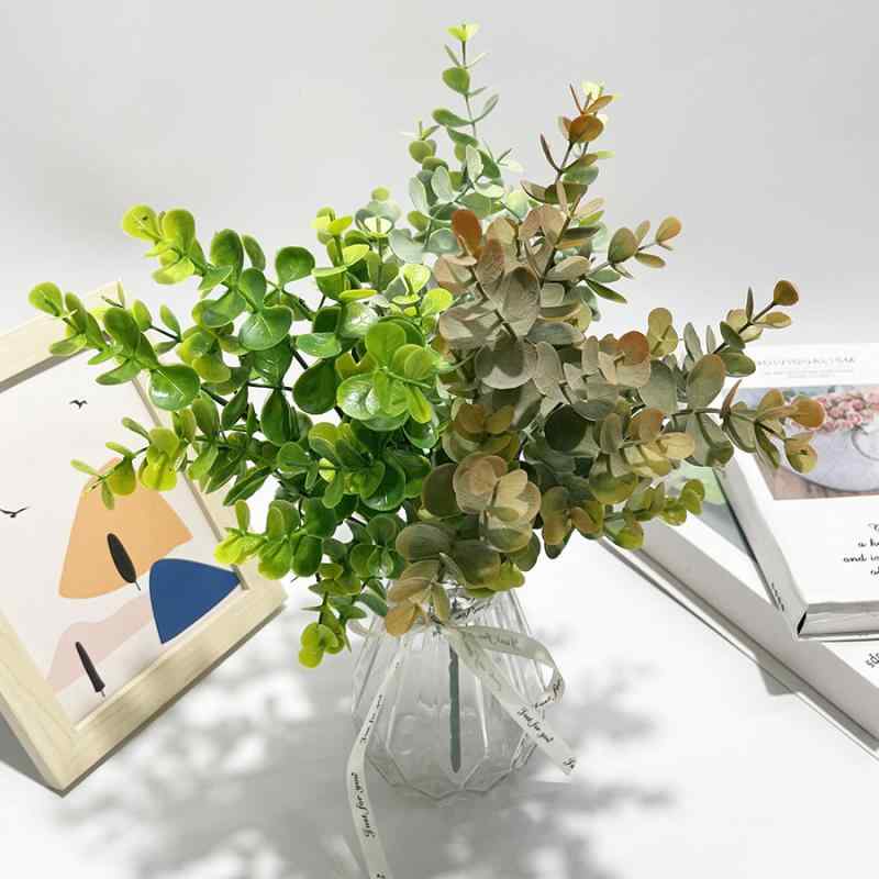 ・カテゴリ: 観葉植物・素材: プラスチック・技術: 射出成形・カラー展開: グリーン、ホワイト、オータムカラー・品種: ユーカリ・高さ: 34cm・用途: 結婚式、アウトドア、撮影小道具、ホームデコレーション