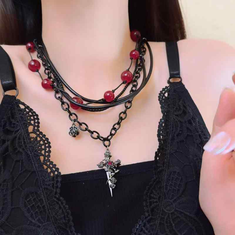 ・素材: レザー・加工技術: 電気メッキ・デザイン: 幾何学的・チェーンのデザイン: チョーカー（デコルテチェーン）・重ね付け: 非対応・周囲: 約41cm〜50cm・トレンド要素: クロス（十字架）・スタイル: 甘辛ミックス、個性的・カテゴリ: ネックレス・対象: レディース