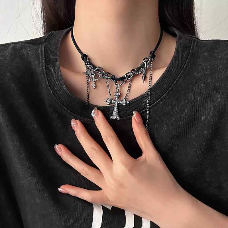 ・カテゴリ: ネックレス・主な素材: 合金・ペンダント素材: 合金・チェーンの種類: レギュラーチェーン・チェーンの長さ: 41cm〜50cm・カラー展開: スター（星型）パッチワークチョーカー・スタイル: フェミニン、スイート・対象: レディース