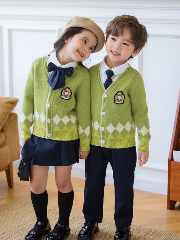 ・カテゴリ: 学校制服・対象: ユニセックス（キッズ、ジュニア）・対象年齢: 8歳以上・デザイン特徴: カーディガン、セットアップ、英国風・留め具の種類: シングルブレスト・生地加工: 柔軟加工・素材: 綿 ・フード: なし・セット内容: 5点セット（セーター、パンツまたはスカートなど）、3件セット、長袖＋パンツ・カラー展開: グリーン＋ネイビー、グリーン＋カーキ・対応身長: 100cm、110cm、120cm、130cm、140cm、150cm、160cm、170cm、180cm