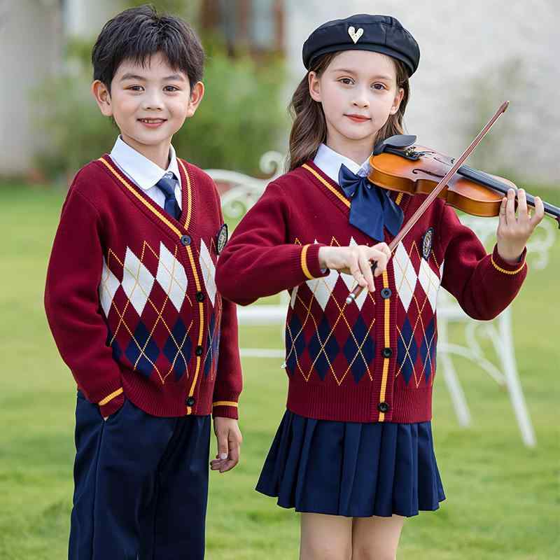 ・カテゴリ: 校服・スタイル: アカデミック・対象年齢: 8歳以上、身長140cm以上・対象性別: 男女兼用・前開き仕様: シングルブレスト・デザイン特徴: カーディガン・生地加工: ソフト加工・主な素材: 綿 ・安全基準: B類・フード: なし・セット内容: 長袖セーター、長袖セーター＋シャツ（ホワイトまたはブルー）＋ボトムス（パンツまたはスカート）＋ネクタイ・カラー展開: ジェットレッド、ネイビー・サイズ展開: 100cm、110cm、120cm、130cm、140cm、150cm、160cm、170cm、180cm、190cm