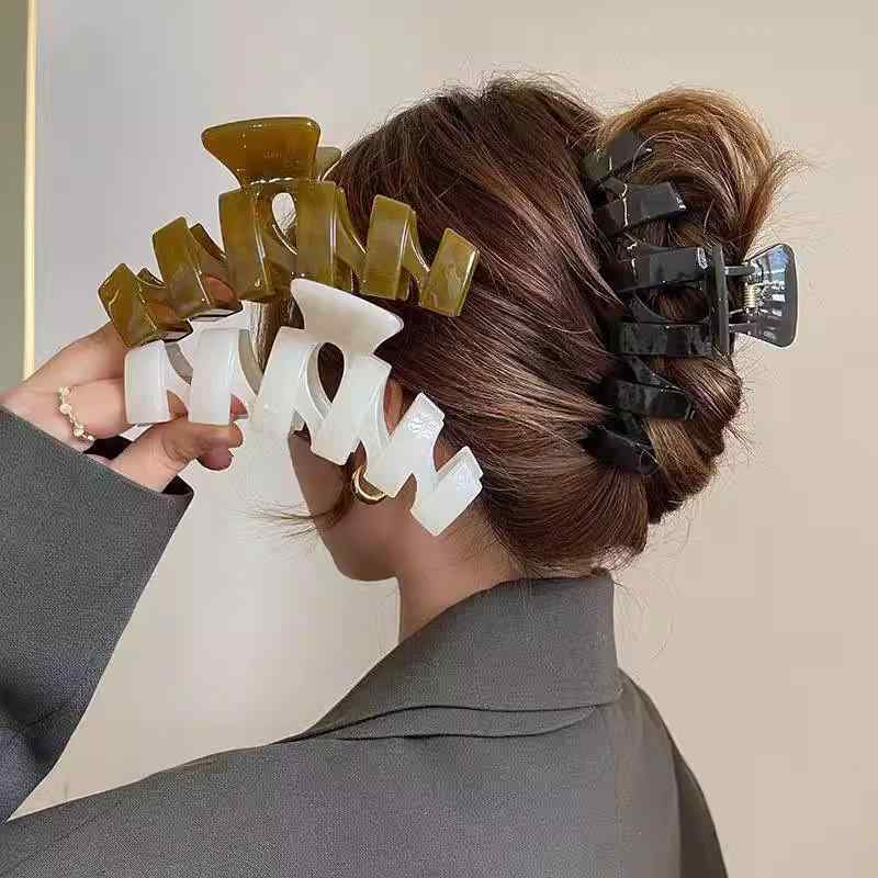 ヘアクリップ レディース 13cm 特大 プレミアムアクリル 髪留め バレッタ 大きめ 高級感 幾何学 ライン 無地 シンプル 韓国風 ハーフアップ まとめ髪 髪飾り 浴衣 着物 オフィス カジュアル 旅行 通勤用 かわいい