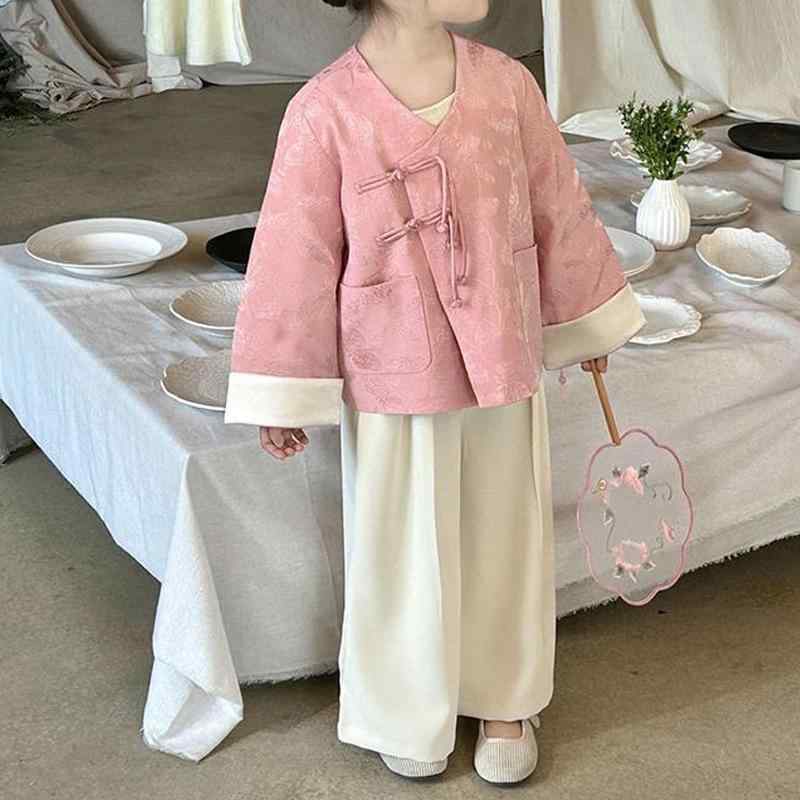 ・カテゴリ: 子供用セットアップ・対象性別: 女の子・スタイル: 中華風・セット内容: ジャケット、ワイドパンツの2点セット・対応年齢: 3〜8歳・袖丈: 長袖・パンツ丈: ロングパンツ・生地加工: UVカット、柔軟加工・厚さ: 普通・柄: 無地・主な素材: 綿・素材割合: 綿89%・安全基準: Aクラス・前開き仕様: シングルブレスト・カラー展開: ピンク・サイズ展開: 90cm、100cm、110cm、120cm、130cm、140cm