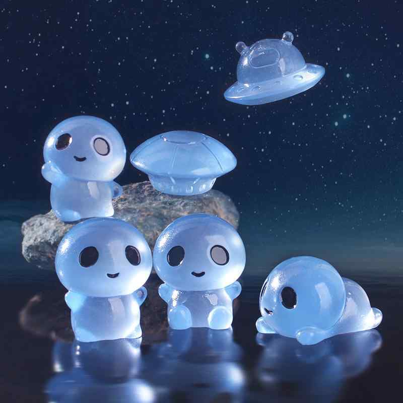 ・カテゴリ: キャラクターグッズ・主な素材: 樹脂、プラスチック・スタイル: モダン、シンプル・カラー展開: 触角宇宙船、ハーフリング宇宙船、うつ伏せエイリアン・ギフト用途: お祝い、誕生日、出産祝い、旅行記念、卒業祝い、引っ越し祝い、パーティー、お見舞い
