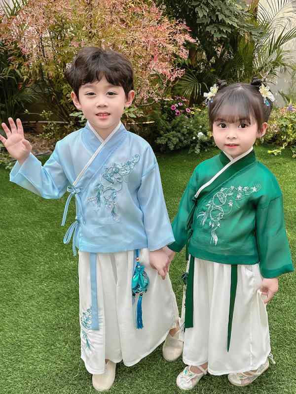 ・カテゴリ: 子供用唐装・民族衣装・インナータイプ: 中綿インナー・生地加工: 柔軟加工・セット内容: セットアップ・素材: ポリエステル ・厚み: 普通・カラー展開: グリーン、ブルー・サイズ展開: 90cm、100cm、110cm、120cm、130cm、140cm、150cm・スタイル: チャイナ風