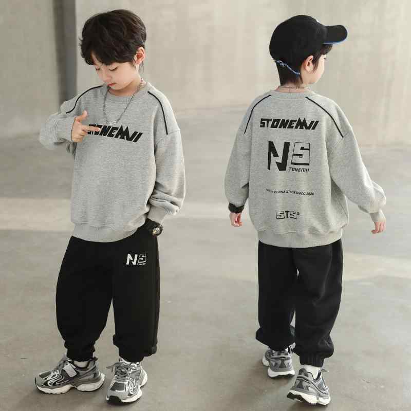 ・カテゴリ: 子供服セット・性別: 男児・スタイル: スポーツ・セット内容: トップス、パンツ（2点セット）・対象年齢: 中大童（8歳以上、身長140cm以上）・袖丈: 長袖・フード: なし・パンツ丈: 長ズボン・生地加工: ソフト加工・厚み: 普通・柄: キャラクター・主な素材: 綿・素材割合: 綿 89%・安全基準: B類・留め具の種類: プルオーバー・カラー展開: グレー、ブラック・サイズ展開: 120cm、130cm、140cm、150cm、160cm、170cm