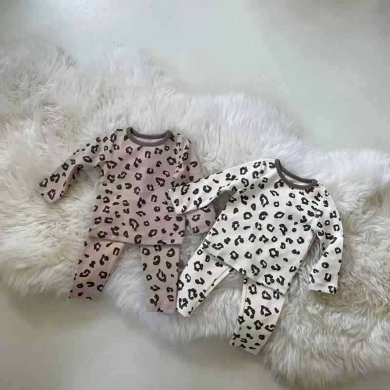 ・カテゴリ: 子供用ルームウェア・主な素材: 綿・素材の割合: 85%・性別: 男女兼用・カラー展開: アイボリー、ブラウン・サイズ展開: 73, 80, 90, 100・対象年齢: 1〜3歳、身長80〜100cm・スタイル: 韓国風・厚さ: 極厚・柄: 無地・デザイン: カーディガン・特徴: 柔軟加工