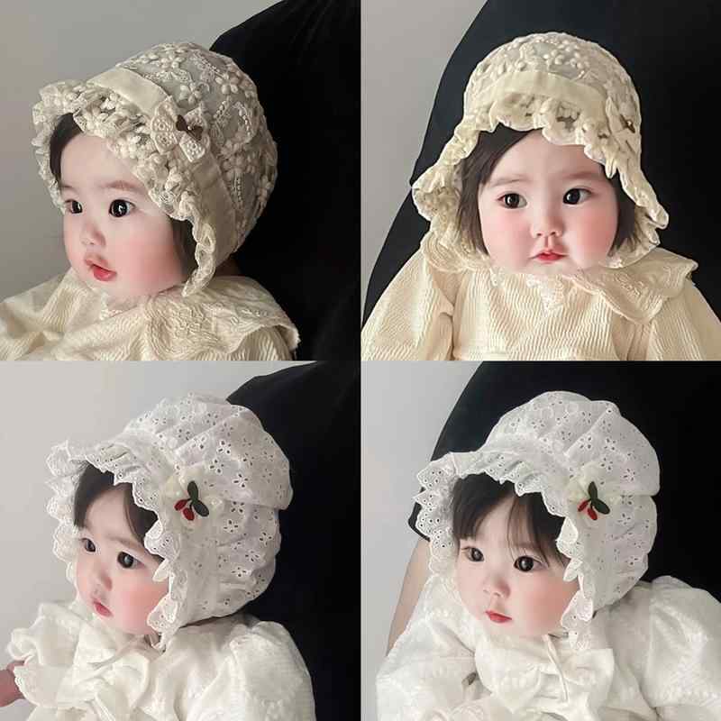 ・カテゴリ: 帽子・対象性別: 女児・スタイル: カジュアル・カラー展開: ベージュ、ホワイト、ピンク、ホワイト刺繍、ベージュ刺繍、ピンク刺繍、クリームベージュ、オレンジ、パールチェリーホワイト、パールチェリーピンク、パールチェリーライトグリーン・サイズ展開: 0-1歳（頭囲 37-46cm）・つばの形: ショートブリム・クラウンの形状: 丸型・着用シーン: アウトドア、お出かけ・主な素材の含有量: 91%-99%