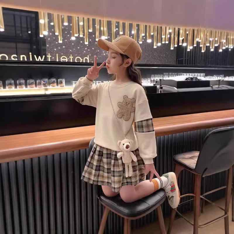 ・スタイル: プリンセス・カテゴリ: チュニックワンピース・主な素材: ポリエステル・素材の含有量: 90%・性別: 女児・対象年齢: 8歳以上（身長140cm以上）・柄: アニマル・生地加工: 起毛・デザイン: プリーツスカート・裏地素材: ポリエステル・裏地含有量: 90%・セット内容: セットアップ・カラー展開: 画像色・サイズ展開: 130cm、140cm、150cm、160cm、170cm