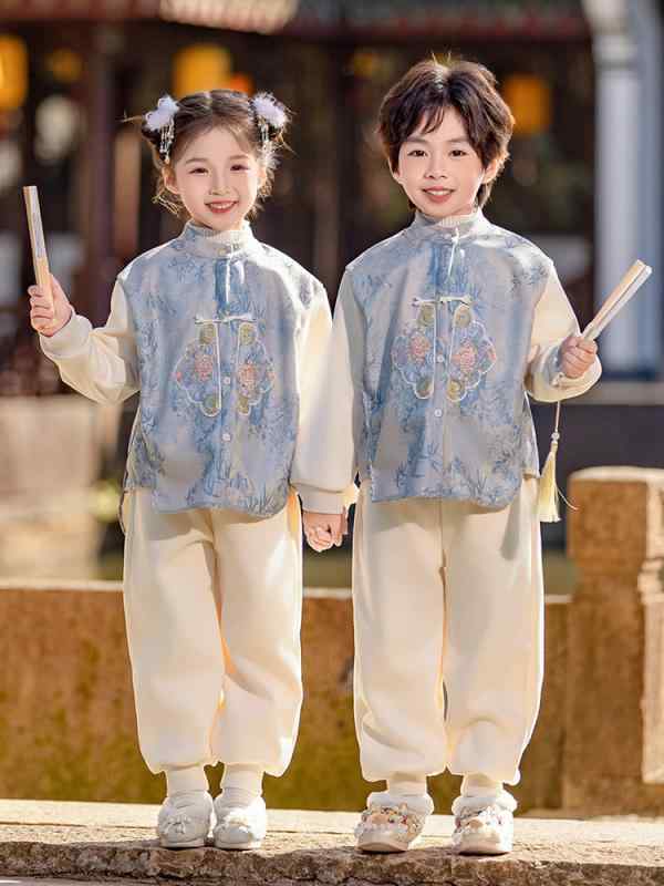 ・柄: 花柄・インナータイプ: 中綿インナー・生地加工: 柔軟処理・デザイン要素: セットアップ、田園風、可愛い、キャンディカラー・素材: 綿混紡・メイン素材: ポリエステル 95%・スタイル: チャイナ風・生地の厚さ: 普通・カラー展開: 【男の子】裏起毛・厚手、【女の子】裏起毛・厚手・サイズ展開: 身長80-90cm、身長90-100cm、身長100-110cm、身長110-120cm、身長120-130cm、身長130-140cm、身長140-150cm、身長150-160cm・タイプ: 唐装・対象年齢: 3〜8歳（身長100〜140cm）・商品カテゴリ: 子供用チーパオ・唐装・伝統衣装