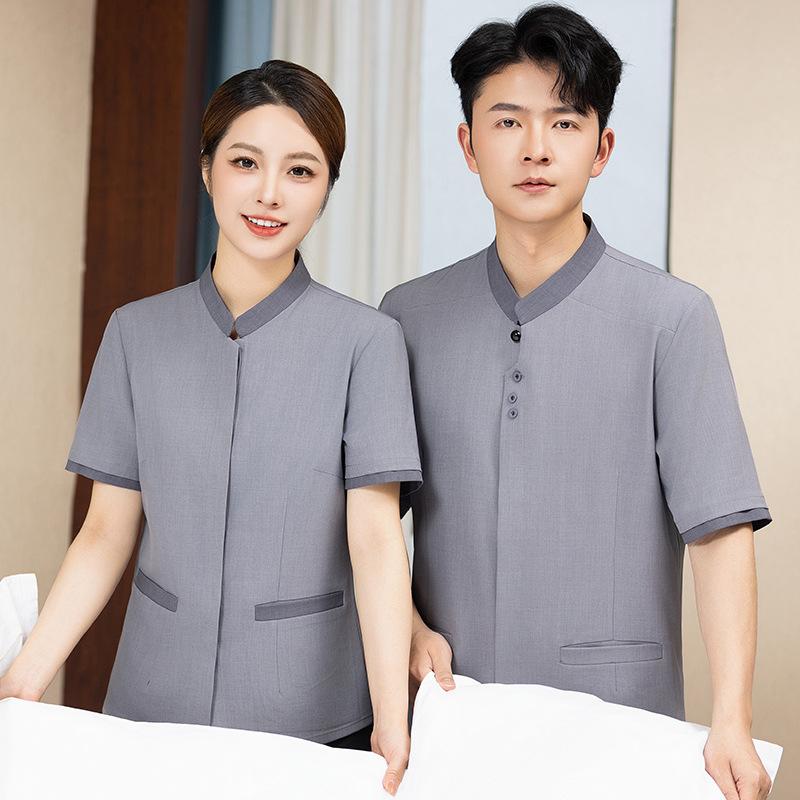 ・カテゴリ: 服装・用途: 清掃員・ハウスキーピング用作業服・機能: 吸湿速乾・パンツ丈: 長ズボン・主な素材: 綿、ポリエステル・カラー展開: 女性用グレー上着のみ、女性用グレーセットアップ、女性用ブルー上着のみ、女性用ブルーセットアップ、男性用グレー上着のみ、男性用グレーセットアップ、男性用ブルー上着のみ、男性用ブルーセットアップ・サイズ展開: L、XL、XXL、3XL、4XL、5XL・分類: トップス・袖型: レギュラースリーブ・袖丈: 半袖・ネックライン: スタンドカラー