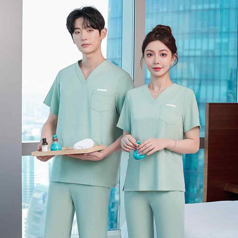 ・カラー展開: 女性用ライトグリーン（トップス）、女性用ライトグリーン（トップス・スカートセット）、女性用ライトグリーン（トップス・パンツセット）、男性用ライトグリーン（トップス）、男性用ライトグリーン（トップス・パンツセット）、女性用ブルー（トップス）、女性用ブルー（トップス・スカートセット）、女性用ブルー（トップス・パンツセット）、男性用ブルー（トップス）、男性用ブルー（トップス・パンツセット）・サイズ展開: S、M、L、XL、XXL、XXXL、4XL・主な素材: ポリエステル、ポリウレタン・素材の含有量: ポリエステル90%以上95%以下、ポリウレタン30%以下・デザイン特徴: ポケット・スタイル: エレガント・仕様: パッチワーク、切り替え