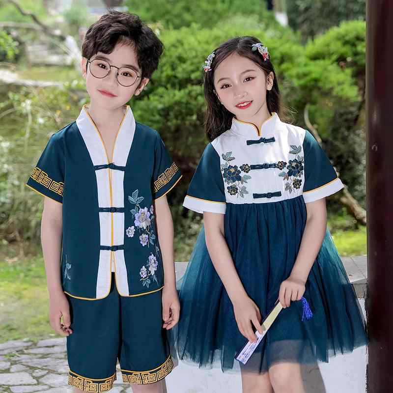 ・スタイル: エスニック・対象年齢: 中大童（8歳以上、身長140cm以上）・性別: 男女兼用・前開き仕様: シングルブレスト・デザイン特徴: セットアップ・生地加工: ソフト加工・主な素材: ポリエステル・素材割合: ポリエステル 95%・安全基準: B類・フード: フードなし・カラー展開: 男の子モデル（8356）、女の子モデル（8356）・対応身長: 100cm、110cm、120cm、130cm、140cm、150cm、160cm、170cm、180cm・セット内容: 半袖、スカート・カテゴリ: 制服