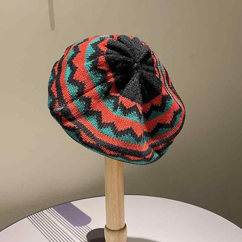 ・カテゴリ: ベレー帽・帽子のトップスタイル: 丸型・つばのスタイル: つばなし・カラー展開: イエローグリーン（葉柄）、ブラック（葉柄）、グリーン（葉柄）、サークル柄、イエロー（モザイク柄）、レッド（モザイク柄）・サイズ展開: フリーサイズ（伸縮性あり、頭囲55-59cmに対応）・主な素材: アクリル・素材含有量: 81%-95%・スタイル: 個性的・加工技術: 手編みみ