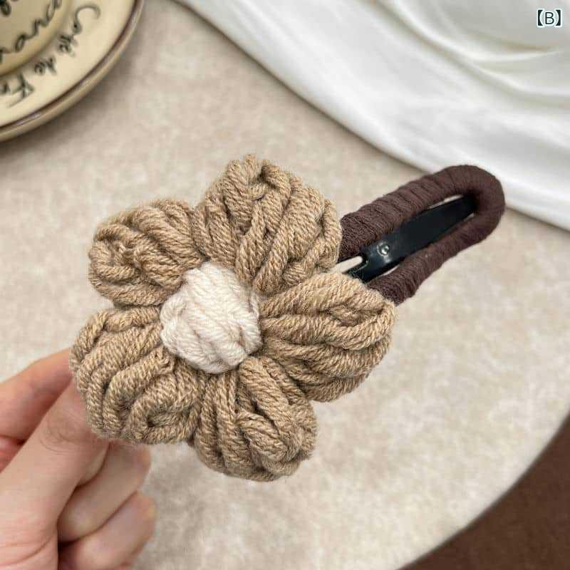 ふんわり暮らし鞄店のヘアクリップ レディース 秋冬 ニット 花モチーフ ダッカールクリップ 大きめ 髪留め ハーフアップ まとめ髪 ヘアアクセサリー かわいい 綺麗め｜アングル3