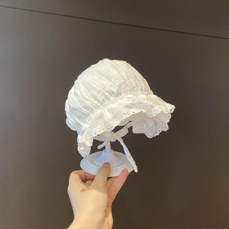 ・カテゴリ: バケットハット・カラー展開: ホワイト、ピンク・サイズ展開: 0-7ヶ月（38-44cm）、フリーサイズ・つばの形状: 広つば・帽子のトップ形状: 丸型・機能: 防塵、通気性、防風、日よけ・スタイル: レトロ、フェミニン・対象年齢: 6-12ヶ月・素材: レース、ポリエステル、ナイロン・加工技術: タイダイ（絞り染め）