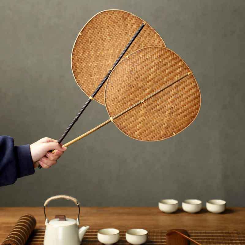 ・カテゴリ: 扇子・主な素材: 竹・製法: ハンドメイド・骨組み素材: 竹・スタイル: 新中式・カラー展開: 竹絲塵尾芭蕉扇（ペンダント付属）、竹絲塵尾ハート型扇（ペンダント付属）、竹絲塵尾戦歌扇（ペンダント付属）、竹編塵尾ハート型扇（ペンダント付属）、竹編ハート型扇紫竹柄（ペンダント付属）、竹編塵尾丸型扇（ペンダント付属）、竹編丸型扇紫竹柄（ペンダント付属）、竹編塵尾芭蕉扇（ペンダント付属）、竹編芭蕉扇紫竹柄（ペンダント付属）