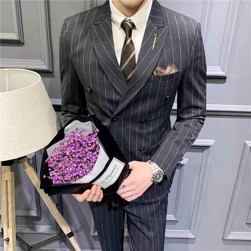 ・機能: 透気性・カテゴリ: カジュアルスーツ・性別: 男性・適用年齢層: 成人・版型: スリムフィット・襟型: ラペル・前立て: シングルブレスト2つボタン・スタイル: 韓国風・柄: 無地・主素材: ポリエステル70%・裏地素材: ポリエステル・適用シーン: 結婚式・ベント: センターベント・ターゲット層: 若年層・加工: ノーアイロン・デザイン詳細: ボタン装飾・着丈: レギュラー・袖丈: 長袖・ポケット: サイドシーム・裾デザイン: ストレート・カラー展開: ブラック、コーヒー、ライトグレー、ダークグレー、ミディアムグレー、ワインレッド、ブラウン、バイオレット、ネイビー・サイズ展開: S, M, L, XL, XXL, 3XL, 4XL, 5XL