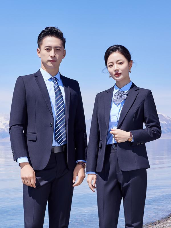 ・ターゲット層: 35歳以上ビジネス紳士・前立て: シングルボタン・生地素材: 化学繊維混紡・主な素材: ポリエステル74%・シーン: ビジネス・襟型: ノッチドラペル・シルエット: スリムフィット・デザイン詳細: ステッチ・カラー展開: ネイビー、ブラック・サイズ展開: S, M, L, XL, XXL, 3XL, 4XL, 5XL・スタイル: ビジネスフォーマル・縫製技術: 接着芯地加工