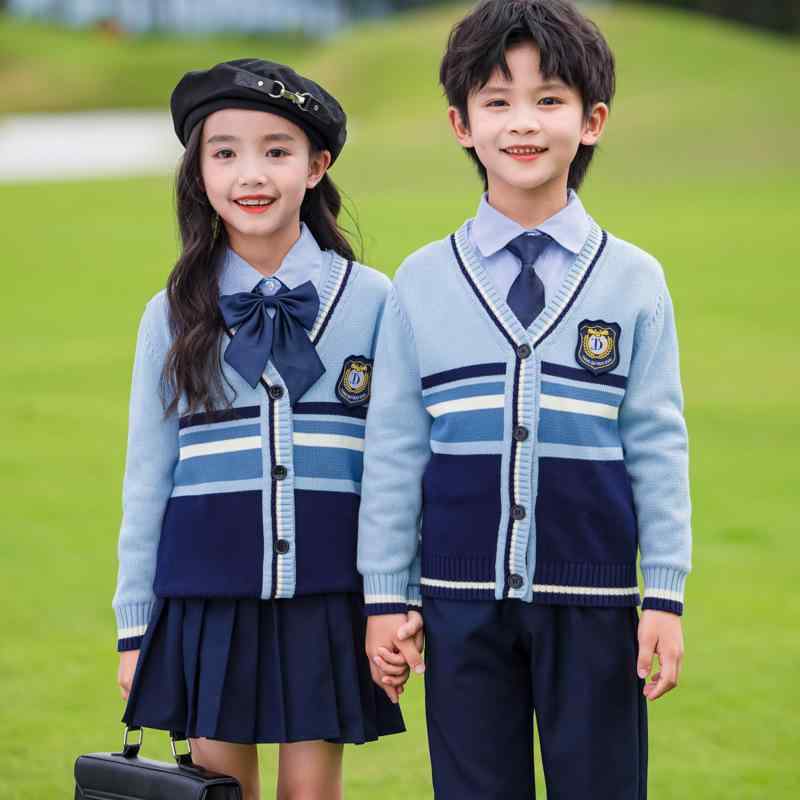 ・カテゴリ: 校服・スタイル: スクール風・対象年齢: 8歳以上、140cm以上・対象性別: 男女兼用・留め具の種類: シングルブレスト・デザイン要素: スポーツ、セットアップ、カラーブロック、英国風・生地加工: ソフト加工・主な素材: 綿 ・安全基準: B類・フード: なし・セット内容: 長袖＋パンツの2点セット・カラー展開: ブルー、ブラウン、ホワイト・対応身長: 100cm、110cm、120cm、130cm、140cm、150cm、160cm、170cm、180cm