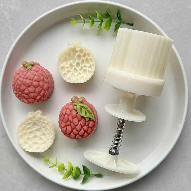 ・カテゴリ: ケーキ型、製菓道具・形状: イレギュラー・素材: プラスチック・用途: 中華菓子などの製菓用・仕様: 50g立体本物そっくりライチセット（型1個・プレート2枚）、50g立体大吉大荔セット（型1個・プレート2枚）・カラー: ホワイト・サイズ: 50g用