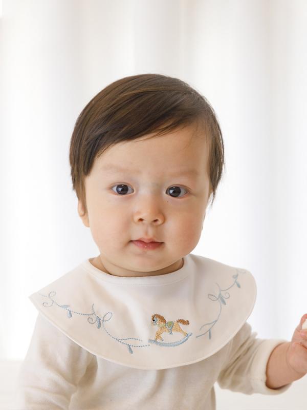 ・カテゴリ: 围嘴/围兜・対象: キッズ、ベビー、男女共用・主な素材: 綿・機能: 防水・柄: ボーダー、チェック、キャラクター、ドット・カラー展開: 花之蜜語、香甜蘭鈴花、木馬小王子、小紳士、甜心小兔、運動狗狗、藍狗樂園、紫天鵝湖、薯条・安全基準: A類・対象年齢: 1〜3歳、身長80〜100cm