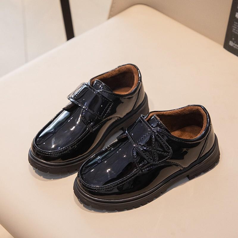 ・カラー展開: ブラック（裏地あり）、ブラック（裏起毛）・サイズ展開: 内長15.6cm、内長16.3cm、内長17.0cm、内長17.7cm、内長18.4cm、内長19.1cm、内長19.8cm、内長20.5cm、内長21.2cm、内長21.9cm、内長22.6cm、内長23.3cm、内長24cm、内長24.7cm・対象年齢: 子供（4〜6歳）・アッパー素材: 牛革（第一層）・性別: 男児・ソール素材: ゴム・靴の高さ: ローカット・加工方法: エナメル・厚み: 極厚・対応スポーツ: 一般・デザイン要素: ステッチ・着用方法: 面ファスナー・柄: 無地・インソール素材: 人工皮革・ソール工程: 接着靴・裏地素材: レザー・スタイル: 韓国風