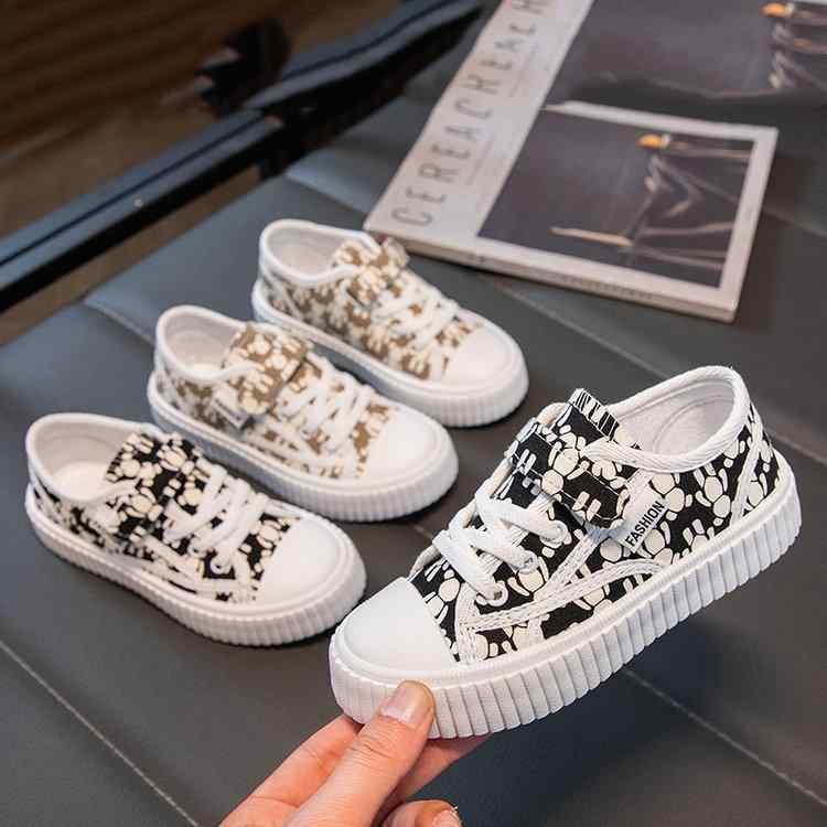 ・カラー展開: ブラック、カーキ・サイズ展開: 23(内寸16.5)、24(内寸17)、25(内寸17.5)、26(内寸18)、27(内寸18.5)、28(内寸19)、29(内寸19.5)、30(内寸20)、31(内寸20.5)、32(内寸21)、32(内寸21.5)、33(内寸22)・対象年齢: キッズ(4-12歳)・性別: 男女兼用・靴底素材: ゴム・靴の高さ: ローカット・アッパー素材: キャンバス・対応競技: 万能・機能: 通気性、防滑性、耐摩耗性・デザイン: ステッチ・着用方法: 面ファスナー・柄: 迷彩・インソール素材: PU・ライニング素材: メッシュ・スタイル: キャラクター