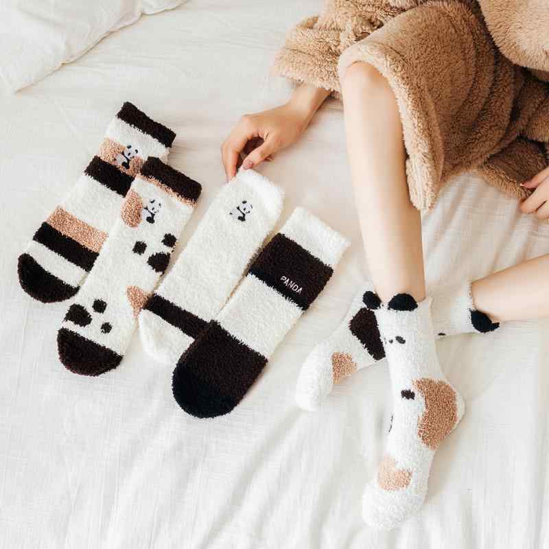 ・カテゴリ: 睡眠襪・素材: ポリエステル 95%・主な素材: 珊瑚フリース・機能: 通気、吸汗、摩擦防止・スタイル: 日系・柄: キャラクター・厚み: 極厚・性別: 女性・対象年齢: 青年（18-40歳）・レッグ丈: クルー丈・カラー展開: 立体耳、斑点パンダ、ボーダーパンダ、ホワイトパンダ、配色アルファベット・サイズ展開: フリーサイズ
