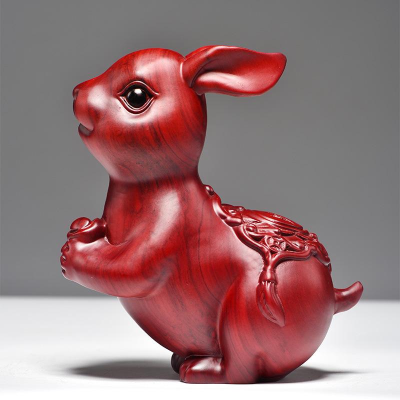 ・カラー展開: レッド系花梨ウサギ（単品／ペア）、花梨彫刻ウサギ（単品／ペア）、黒檀彫刻ウサギ（単品／ペア）・サイズ展開: 高さ6cm、高さ8cm、高さ12cm、高さ16cm、高さ20cm、高さ30cm・素材: プラスチック、樹脂