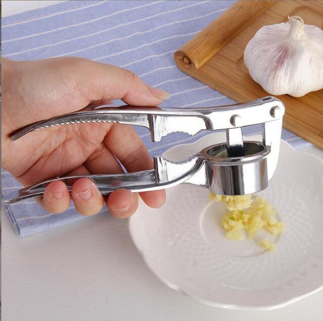 ・カテゴリ: にんにく潰し器・にんにく絞り器・スタイル: モダン・シンプル・素材: 亜鉛合金・サイズ: 約17×4.2cm・サイズ展開: Sサイズ（にんにく潰し器）、特大サイズ（5in1にんにく潰し器）・機能: 多機能・おすすめのギフトシーン: 誕生日
