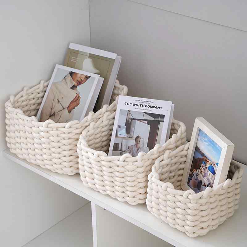 ・カテゴリ: 収納バスケット・素材: コットンロープ・スタイル: モダンシンプル・用途: CD、リモコン、文房具、薬、カード、化粧品・アクセサリー、書籍・雑誌、イヤホンコード・ケーブル類・カラー展開: リネンイエロー、ホワイト、ライトグレー、ブラウン×ホワイト、ブラック×ホワイト・サイズ展開: 大（約28×28×18cm）、中（約23×23×16cm）、小（約18×18×14cm）